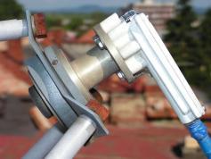 c1 LNB MTI AP 8 TW priruba v ohnisku PF KOVOSAT 120 cm v PLM osadeni